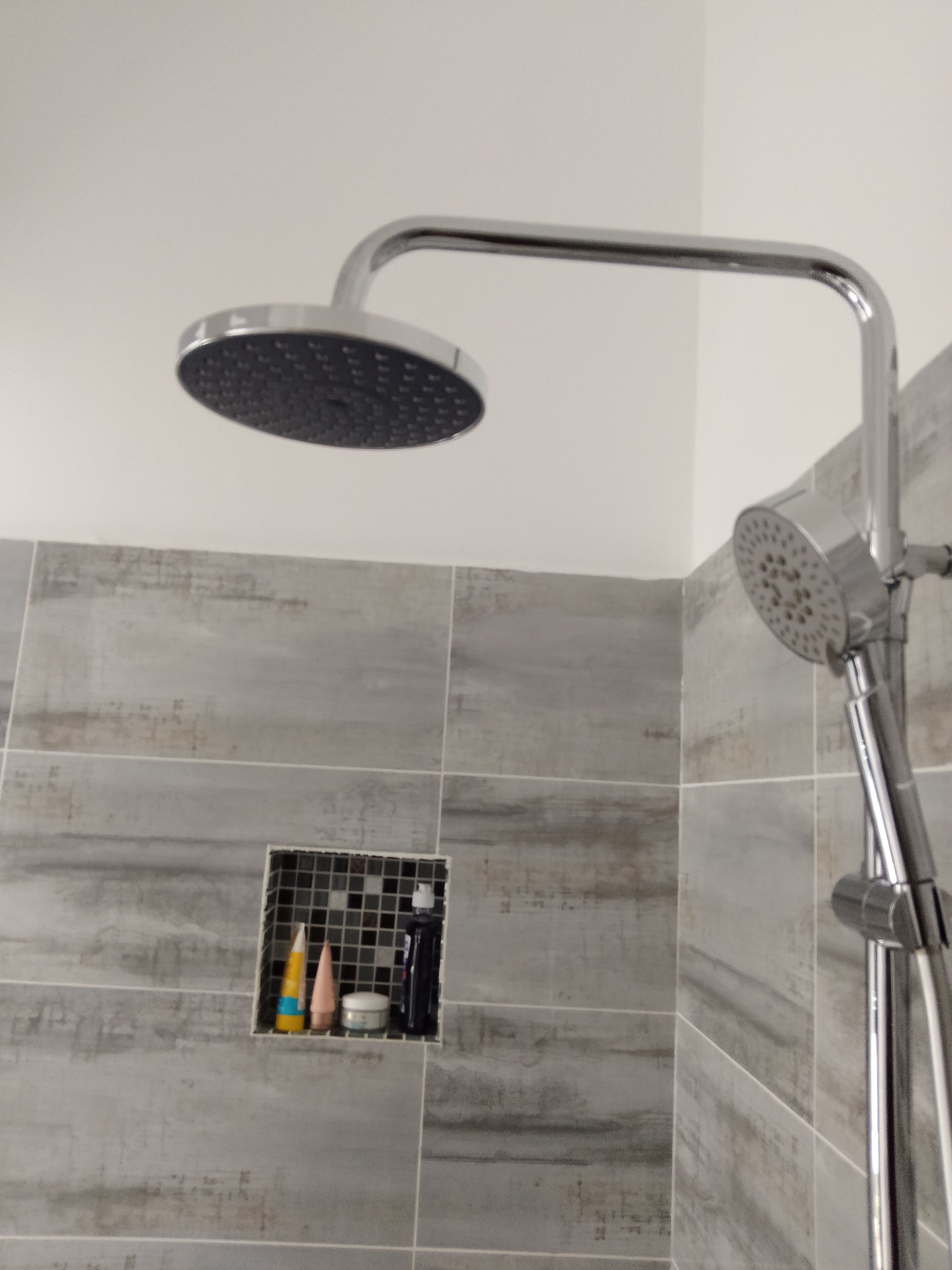 Dusch, hårtork, handdukar och tvål