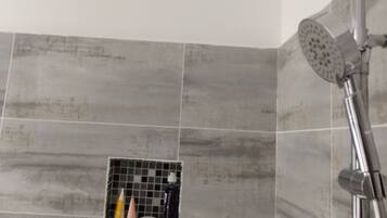 Dusch, hårtork, handdukar och tvål