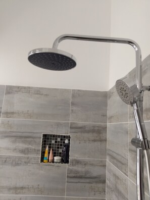 Dusch, hårtork, handdukar och tvål