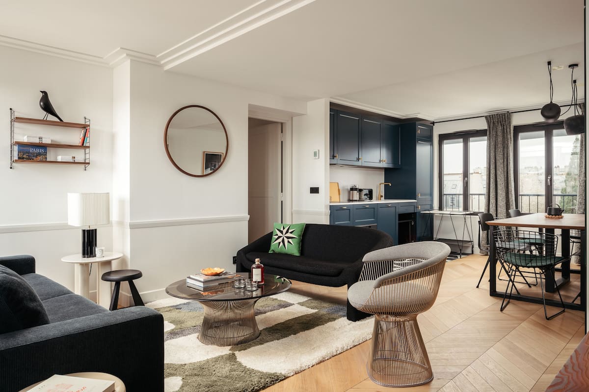 Luxe appartement | Woonruimte | Een 43-inch lcd-televisie met digitale zenders en een televisie
