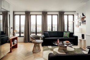 3-BR Prestige Apartment Terrace Eiffel Tower view | Living area | 43-inch LCD TV with digital channels, TV, printers - My Maison In Paris - Invalides (Paris)