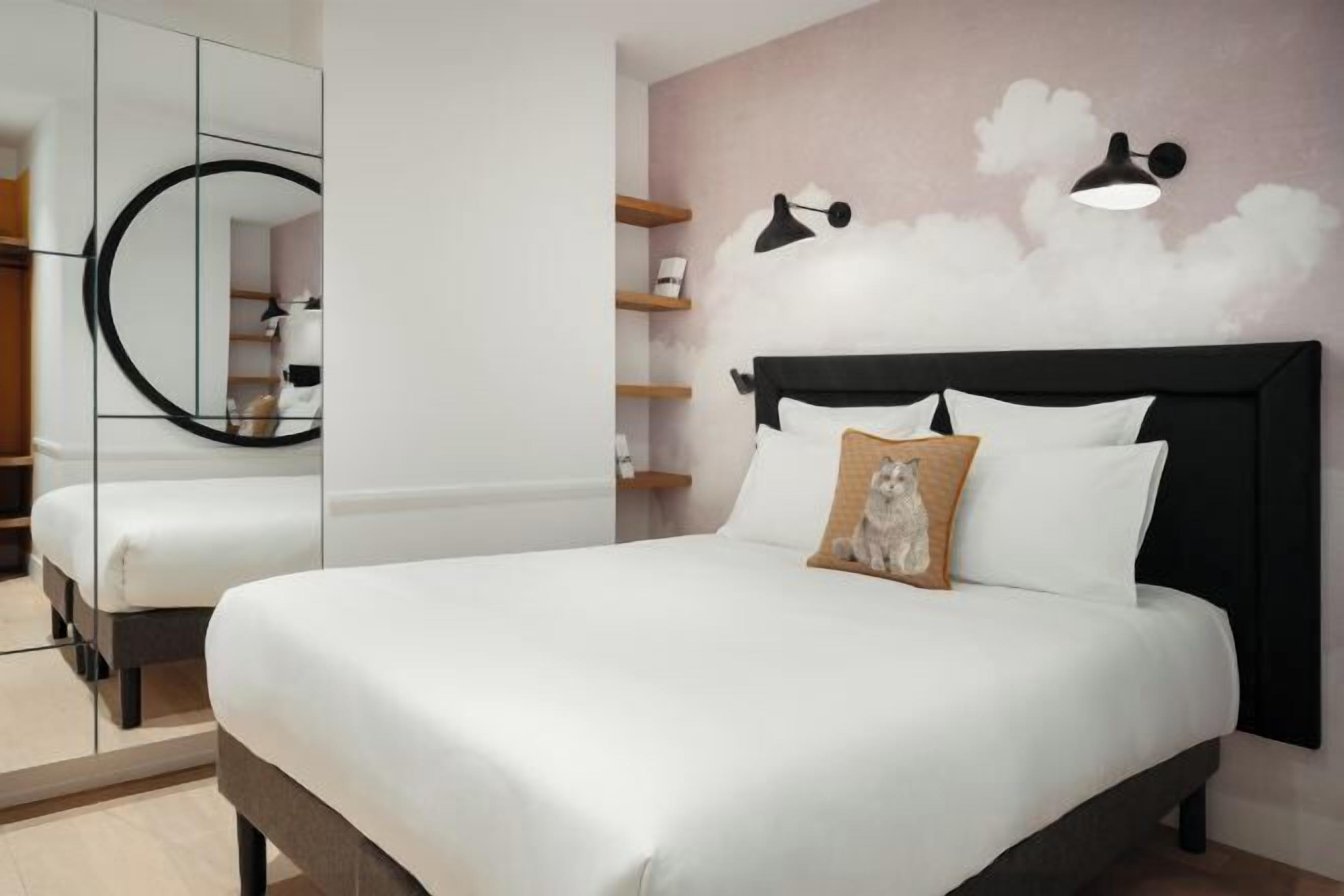 Egyptian cotton sheets, premium bedding, in-room safe, blackout curtains