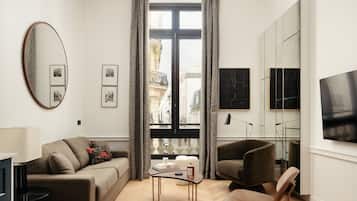 Appartement 3 PiÚces Supérieur | Coin séjour | Télévision LCD de 43 pouces avec chaßnes numériques, télévision