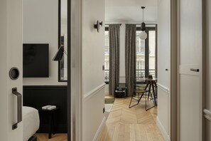 تلفزيون إل سي دي بحجم 43-بوصة يعرض قنوات تلفزيونية رقمية، تلفزيون، طابعة