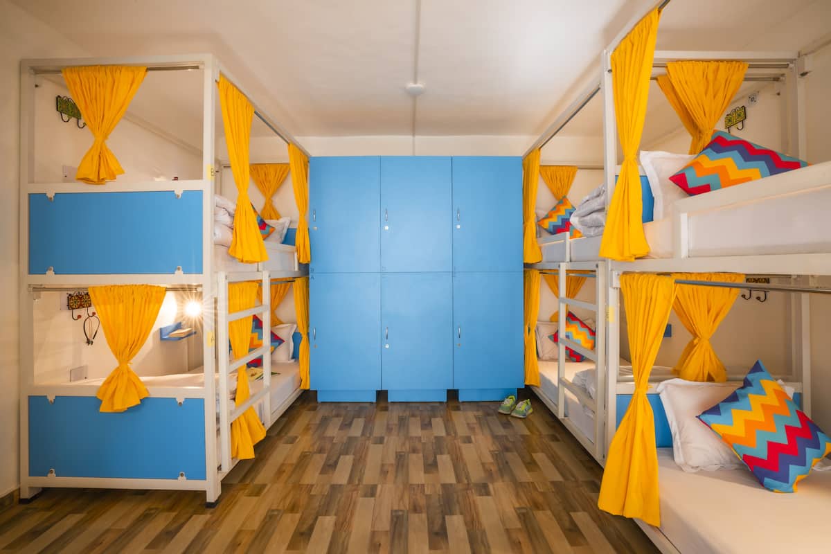 Deluxe Private AC Room with Mountain View and Ensuite Bathroom | 免費 Wi-Fi、床單