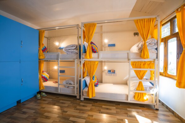 Deluxe Private AC Room with Mountain View and Ensuite Bathroom | Wifi gratis y ropa de cama