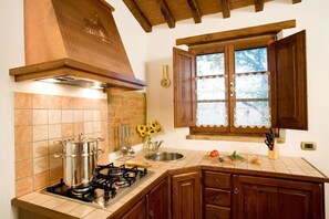 Kühlschrank, Mikrowelle, Herdplatte, Wasserkocher mit Kaffee-/Teezubehör