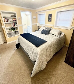 1 bedroom, iron/ironing board, free WiFi, bed sheets - GREAT LOCATION! Private and roomy 1 bdrm, bath & den (Forest)