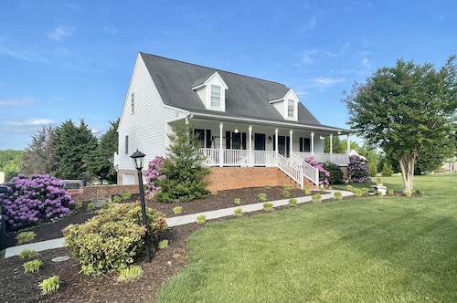 GREAT LOCATION! Private and roomy 1 bdrm, bath & den