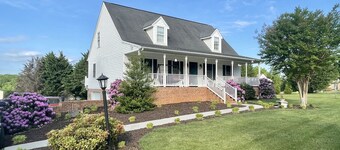 GREAT LOCATION! Private and roomy 1 bdrm, bath & den