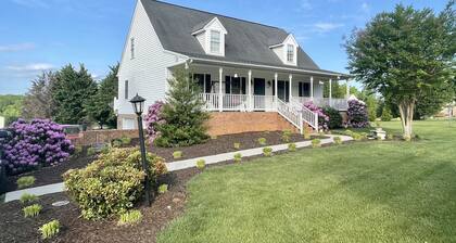 GREAT LOCATION! Private and roomy 1 bdrm, bath & den