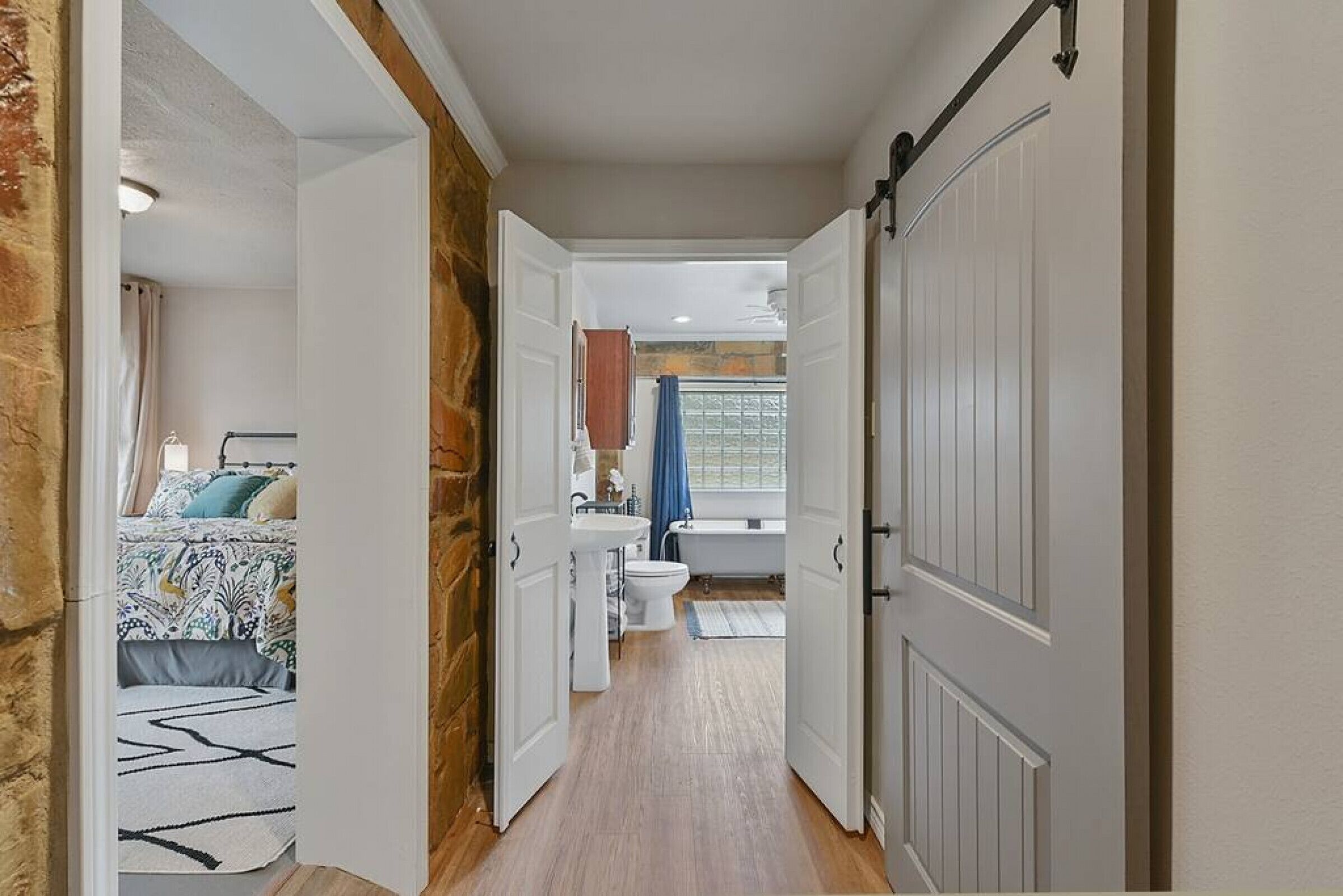 4 多间卧室、办公桌、熨斗/熨衣板、免费 WiFi