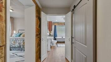 4 habitaciones, escritorio, tabla de planchar con plancha y wifi gratis