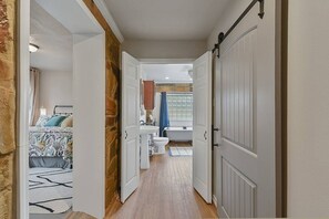 4 bedrooms, desk, iron/ironing board, free WiFi