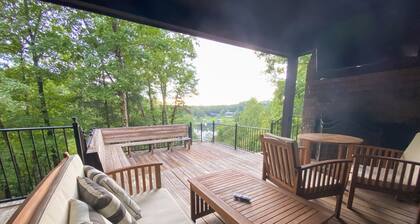 Blue Haven Lake House - Stay on Lake Tuscaloosa! Book for football! Hot Tub!