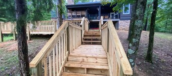Blue Haven Lake House - Stay on Lake Tuscaloosa! Book for football! Hot Tub!