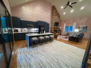 Réfrigérateur, four à micro-ondes, un four, surface de cuisson