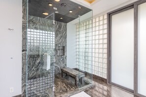 Douche, séchoir à cheveux, serviettes fournies, savon