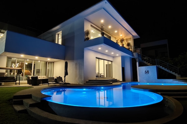 Una piscina al aire libre, una piscina climatizada