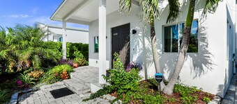 Tropical Paradise, Bright and Airy Home Near the Beach