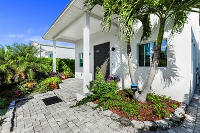 Tropical Paradise, Bright and Airy Home Near the Beach