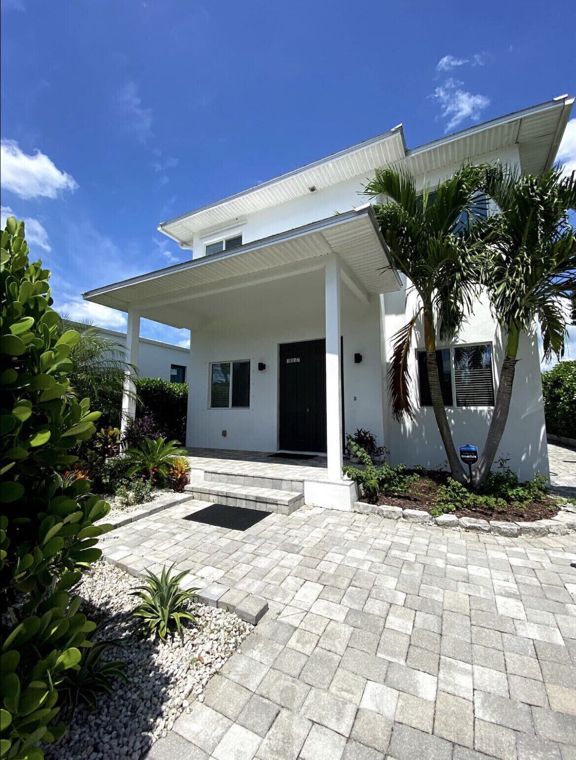 Tropical Paradise, Bright and Airy Home Near the Beach