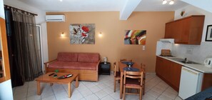 Apartament | Sala d'estar | Televisor de 30 polzades amb canals per cable