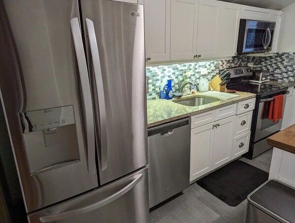 Refrigerador, microondas, horno y cafetera y tetera 