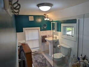 Dusche, Haartrockner, Handtücher, Seife