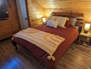 1 habitación, escritorio, tabla de planchar con plancha y cuna de viaje 