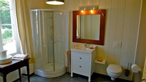 Dusche, Haartrockner, Handtücher, Toilettenpapier