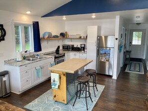 Refrigerador, microondas, horno y parrilla de estufa 