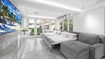 2 bedrooms, in-room safe, iron/ironing board, free WiFi