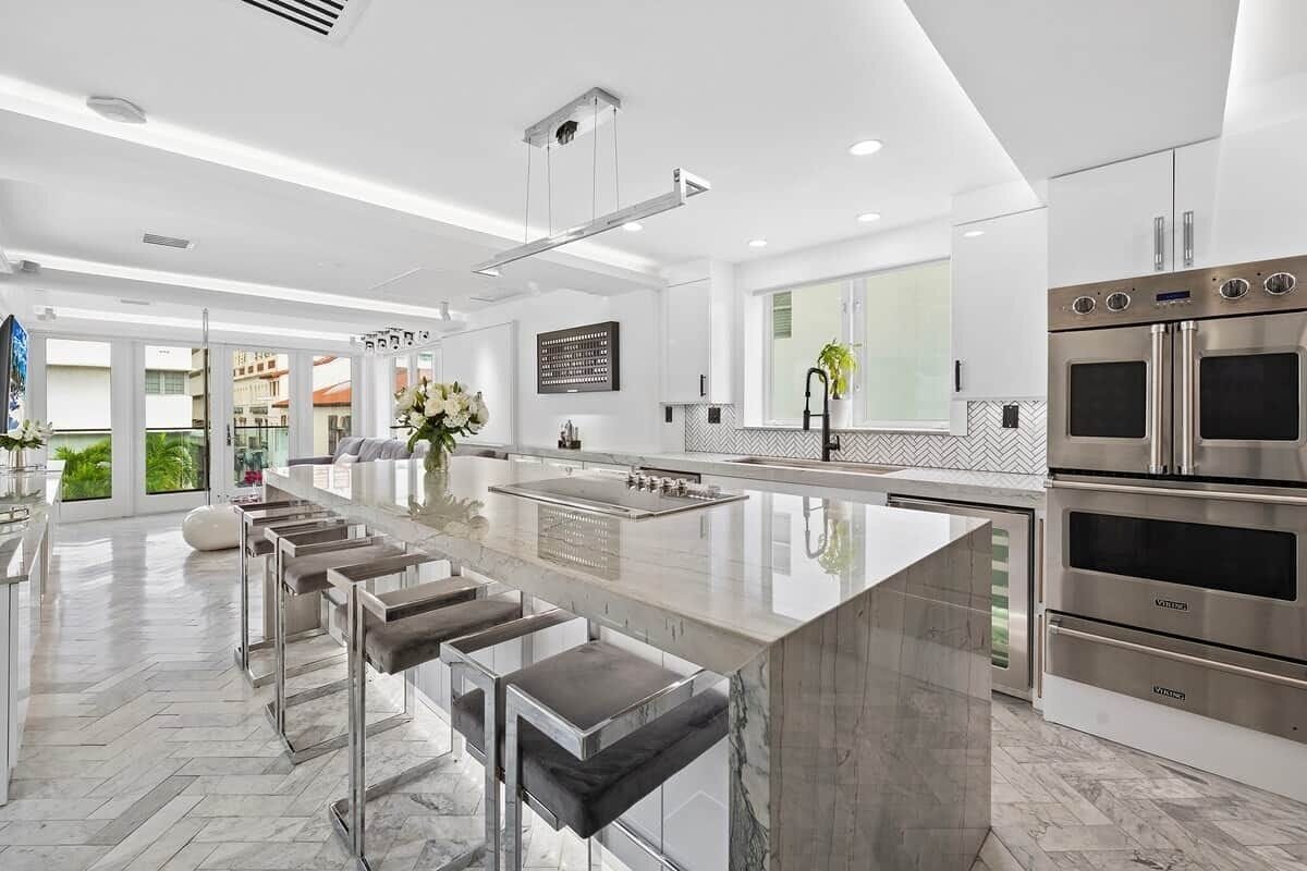 Geladeira, micro-ondas, fogão, cooktop