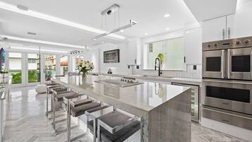 冷蔵庫、電子レンジ、オーブン、コンロ