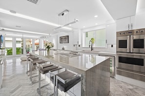 Fridge, microwave, oven, stovetop - Modern Mansion of Miami- Sleeps 12- Versace Mansion Neighbor {Floor 2 & 3} (Miami)