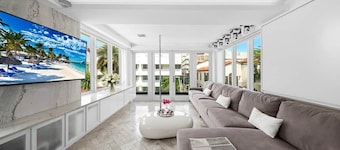Versace Mansion Neighbor (Floors 2 & 3) Sleeps 12