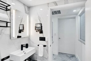 Dusche, umweltfreundliche Kosmetikartikel, Haartrockner, Bidet