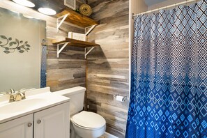 Shower, hair dryer, towels, soap - New Listing! Enjoy Downtown Gatlinburg at Laurel Inn. “Out of the Blue” (Gatlinburg)
