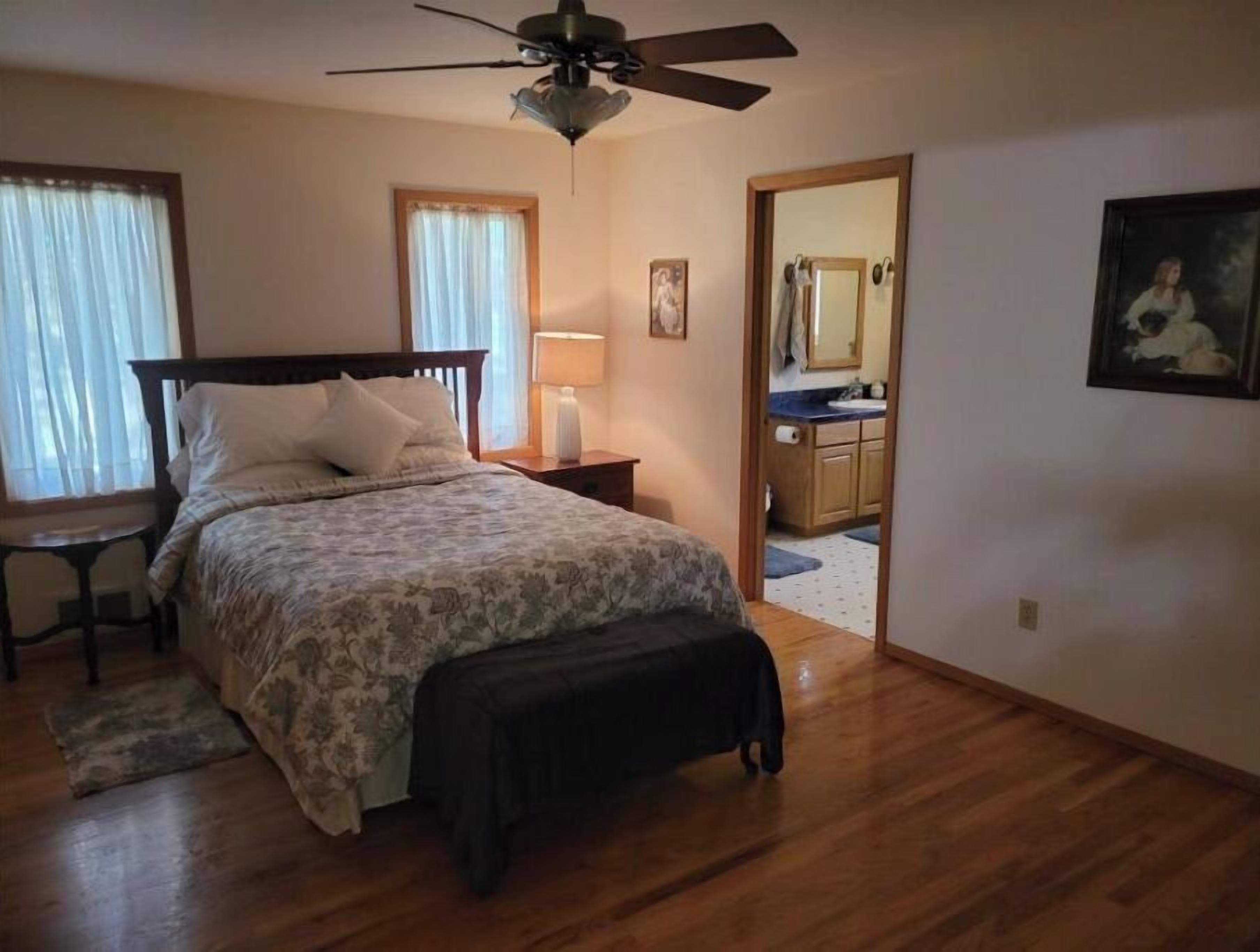 3 bedrooms, iron/ironing board, WiFi, bed sheets