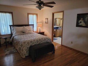 3 chambres, fer et planche à repasser, Wi-Fi, draps fournis