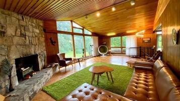 Smart-TV, Videospiele, Tischfußball, Tischtennisplatte