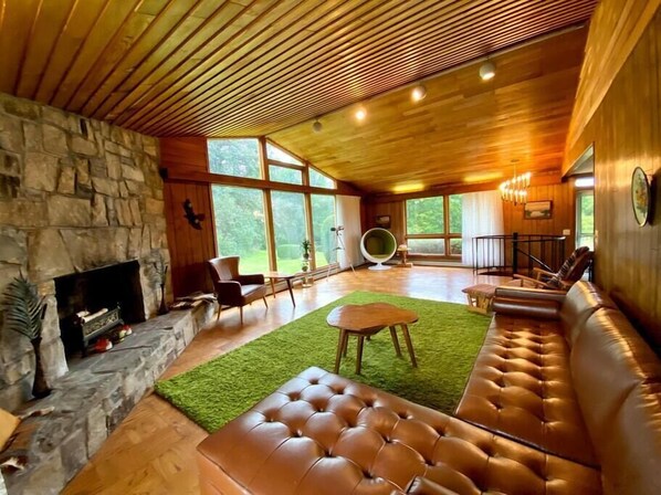 TV connectée, jeux vidéo, baby-foot, table de tennis de table