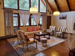 Smart-TV, Kamin, Videospiele, Bücher