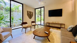 Apartamento City, 2 habitaciones | Zona de estar | Una televisión de pantalla plana