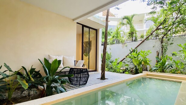 Una piscina al aire libre
