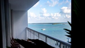 A balcony with a view of the sea and boats. - Awesome 4BR APT @Brickell, Free Parking (Miami)