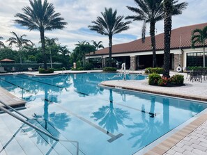 Utendørsbasseng og et oppvarmet basseng