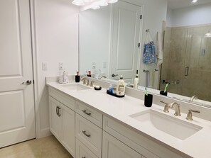 浴槽、ヘアドライヤー、タオル、トイレットペーパー