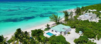 Caicos Cottage, 2bd/2bath Beachfront Villa w/pool on Whitby Beach